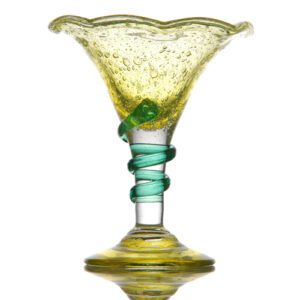 Descriptif de la Coupe Melba cobra lemon : 1 pièce Dimensions : H. 19 cm Ø17 cm Contenance : 35 cl Référence : 686 Matière : Verre soufflé Couleur : Vert, jaune Compatible lave-vaisselle Coupe soufflée à la bouche, la taille peut varier spéciale HORECA