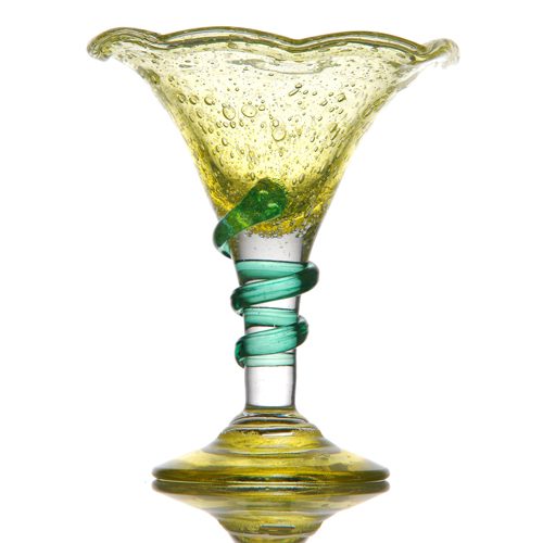 Descriptif de la Coupe Melba cobra lemon : 1 pièce Dimensions : H. 19 cm Ø17 cm Contenance : 35 cl Référence : 686 Matière : Verre soufflé Couleur : Vert, jaune Compatible lave-vaisselle Coupe soufflée à la bouche, la taille peut varier spéciale HORECA