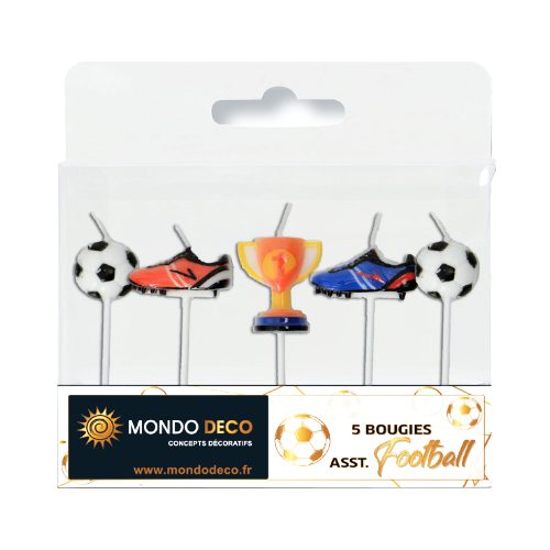 Assortiment de 5 bougies sur lez thème du foot. 2 bougies en forme de ballon de foot, 2 bougies en forme de crampons (chaussures), 1 bougie en forme de trophée. Conditionnent au choix : A l'unité (blister de 5 bougies) Par boite de 25 blisters Emballage avec trou européen pour suspendre à un présentoir Référence : 1150 Matière : Cire Coloris : multicolore