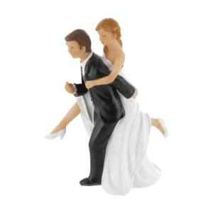 figurine mariage porté : Figurine décorative d'un couple de marié. Le marié porte la mariée sur son dos Vendu à l'unité, livré avec sa boite de présentation Dimensions : H.14 cm Référence : 19 Matière : résine Couleur : blanc, noir