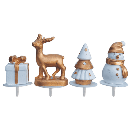 50 résines objets de Noël : Décoration en résine sur pique en forme de paquet cadeau, renne, sapin, bonhomme de neige, etc... (décoration pour pâtisserie). Conditionnement : boite de 50 unités Dimensions hors pique : H.2,5 à 4 cm Couleur : blanc, doré Matière : résine Référence : 3068