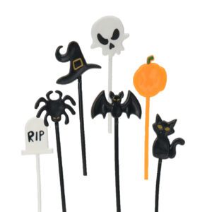 assortiment Halloween sur pique : Décorations sur pique pour pâtisserie Assortiment de différents modèles (tombe RIP, chapeau de sorcière ,fantôme, citrouille, chat noir, chauve-souris,...) Conditionnent : sachet de 200 pièces Dimensions (hors pique) : H.2,1 cm Matière : plastique Coloris : blanc, noir, orange Référence : 3078