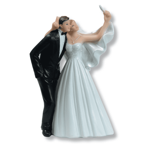 Figurine mariage Selfie : Figurine décorative d'un couple de marie se prenant en selfie Vendu à l'unité, livré avec sa boite de présentation Dimensions : H.14,5 cm Référence : 4009 Matière : résine Couleur : blanc, noir